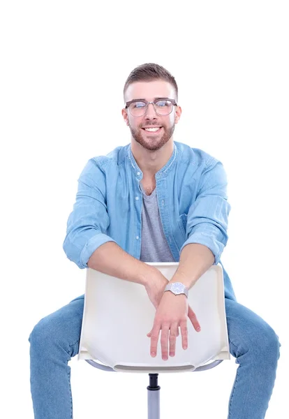 Anak muda yang duduk di kursi terisolasi di atas latar belakang putih. Startupper. Pengusaha muda . — Stok Foto