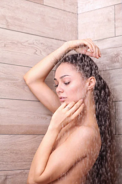 Jovem mulher bonita sob o chuveiro no banheiro . — Fotografia de Stock