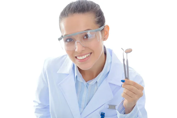 白い背景に隔離された歯ブラシを保持し、示す美しい女性歯科医の医者。歯医者 — ストック写真