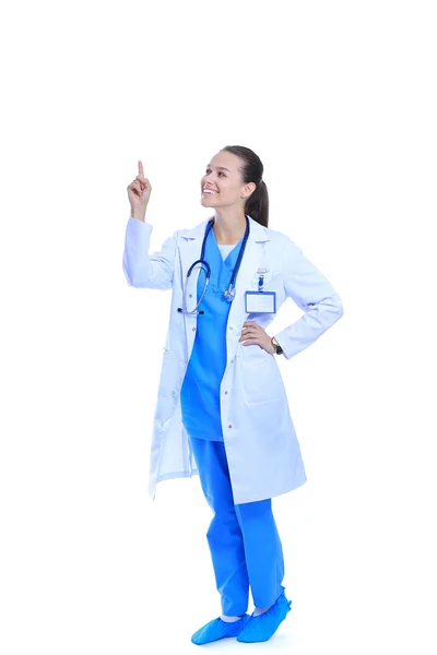 하얀 코트를 입고 주머니에 손으로 포즈를 취하는 아름다운 젊은 여성. 여의사 — 스톡 사진