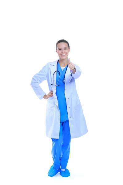Hermosa joven con abrigo blanco posando con la mano en el bolsillo. Mujer doctora —  Fotos de Stock