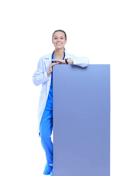 Une femme médecin avec un panneau blanc. Femme médecin — Photo