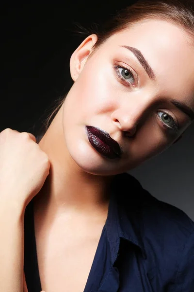 Portrait of a beautiful woman with necklace. — Stock Photo, Image