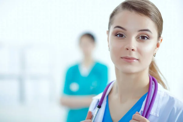 Aantrekkelijke vrouwelijke arts voor medische groep. — Stockfoto