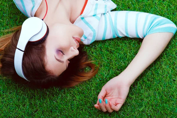 Jonge vrouw zittend op groen gras. Portreit jonge vrouw — Stockfoto