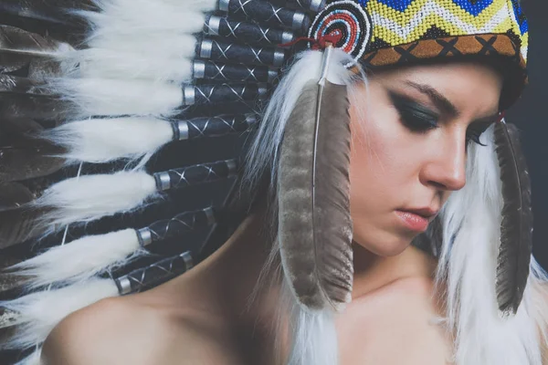 Beautiful woman in native american costume with feathers. Beautiful woman — Stock Photo, Image