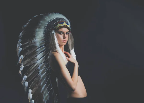 Mulher bonita em traje nativo americano com penas. Mulher bonita — Fotografia de Stock