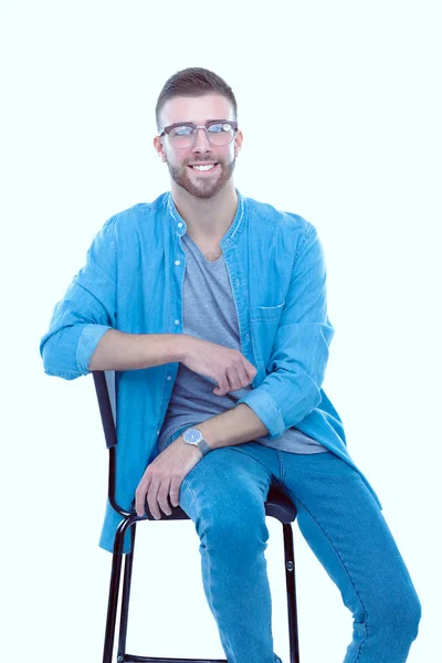 Jovem sentado na cadeira isolado sobre fundo branco. Startupper. Jovem empresário . — Fotografia de Stock