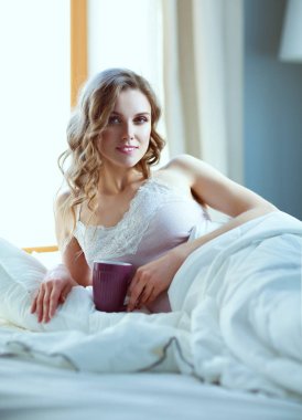 Genç kadın yatakta yatan ise kahve veya çay içme.