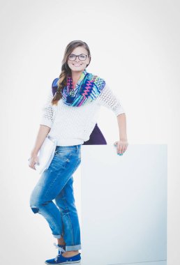 Güzel öğrenci kadın boş tahtada işaret. Öğrenci.