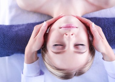 Masaj masasında uzanmış gözleri kapalı rahatlayan genç bir kadın. - Kadın. Spa salonu