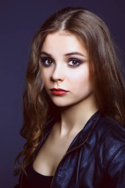 güzel esmer kız siyah bir zemin üzerine