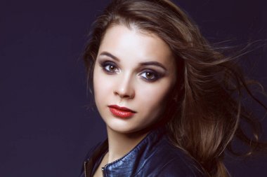 güzel esmer kız siyah bir zemin üzerine