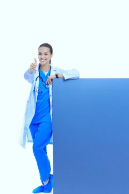 Boş reklam panosu olan bir kadın doktor. Kadın doktor
