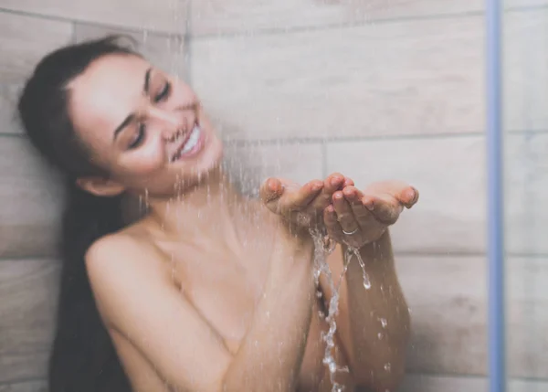 Jovem mulher bonita sob o chuveiro no banheiro . — Fotografia de Stock