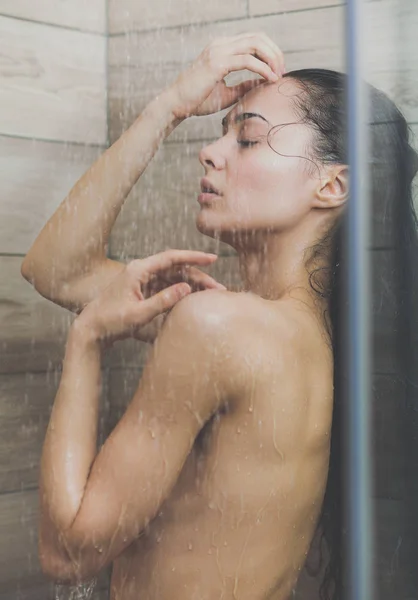 욕실에는 샤워 아래 젊은 beautyful 여 자가. — 스톡 사진