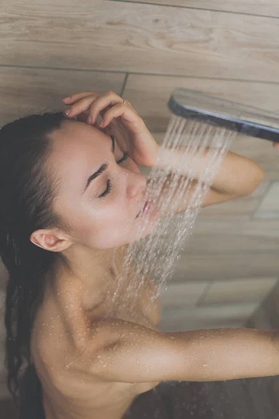 Jonge beautyful vrouw onder de douche in de badkamer. — Stockfoto