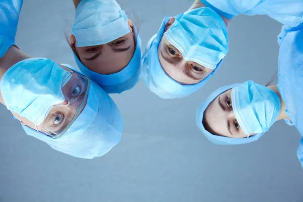 Teamchirurg aan het werk in de operatiekamer. — Stockfoto