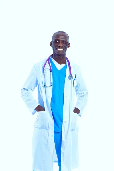 Potret seorang dokter berdiri terisolasi di latar belakang putih. Dokter. Klinik — Stok Foto
