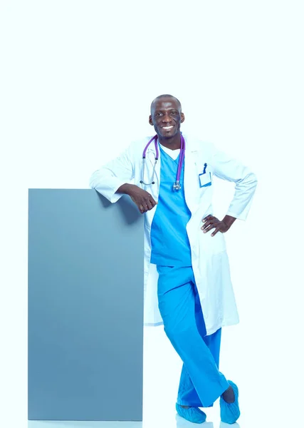 Een mannelijke dokter met een leeg bordje. Dokter. Billboard — Stockfoto