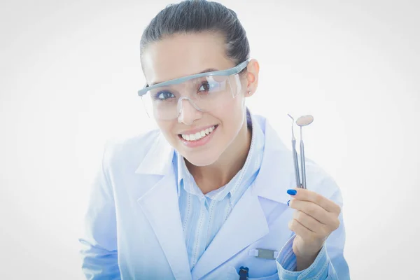 Bela dentista feminina segurando e mostrando uma escova de dentes isolada em um fundo branco. Médico dentista — Fotografia de Stock