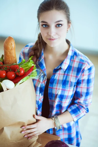 Fiatal nő gazdaság élelmiszerbolt bevásárló táska zöldségekkel . — Stock Fotó