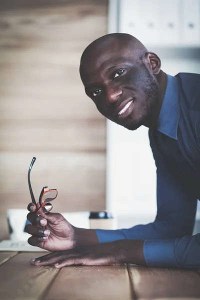 Retrato de un joven y guapo hombre de negocios negro. — Foto de Stock