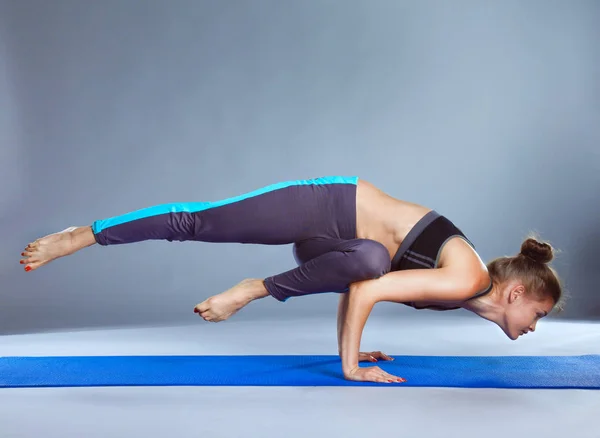 Portret van sport meisje yoga stretching oefening doen. Yoga — Stockfoto