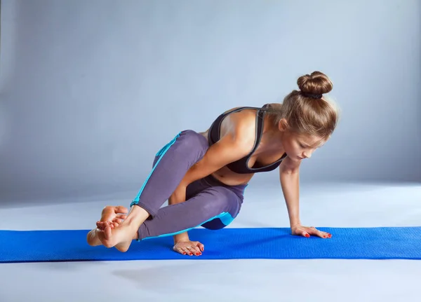 Portret sport dziewczyna robi joga, stretching ćwiczenia. Joga — Zdjęcie stockowe