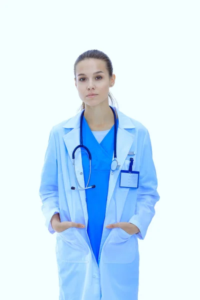 Mooie jonge vrouw in witte jas poserend met de hand in de zak. Vrouwelijke dokter — Stockfoto