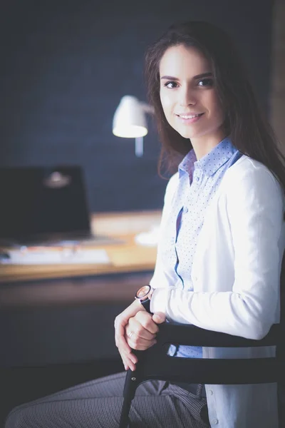 Ung kvinna som arbetar vid ett skrivbord. — Stockfoto
