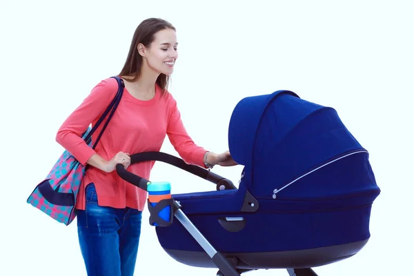 Ritratto a figura intera di madre con passeggino, isolato su sfondo bianco. Giovane mamma — Foto Stock