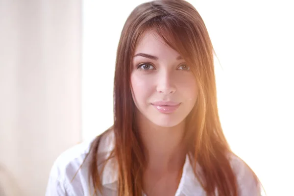 Retrato de hermosa cara de mujer joven. Aislado sobre fondo blanco . — Foto de Stock