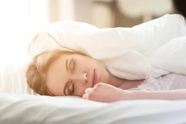 Mujer bonita acostada en su cama en casa. — Foto de Stock