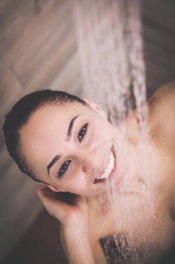 Genç beautyful kadın banyoda duş altında.