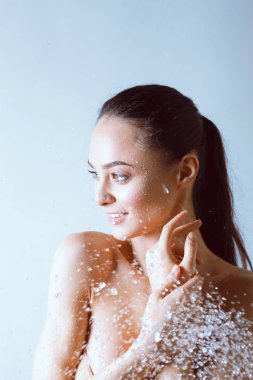 Genç beautyful kadın banyoda duş altında.