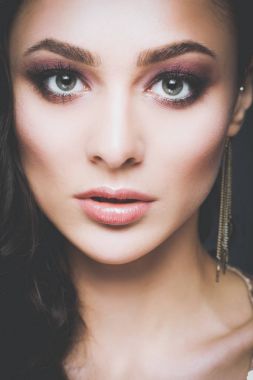 Abiye siyah arka plan üzerine güzel genç kadın.