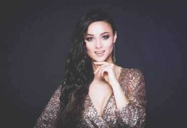 Abiye siyah arka plan üzerine güzel genç kadın.