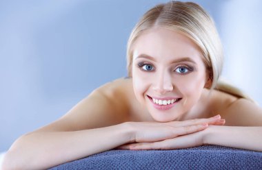 Bir masaj masanın üzerinde yatan, rahatlatıcı bir genç kadın. Kadın. Spa Salonu