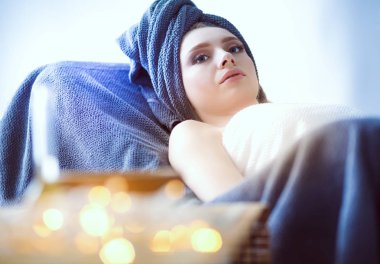 Bir masaj masanın üzerinde yatan, rahatlatıcı bir genç kadın. Kadın. Spa Salonu