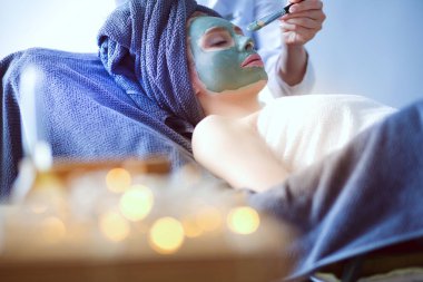 Spa yalan maskesi, sahip güzel bir kadın. Kadın. Spa Salonu