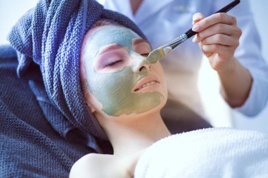 Spa yalan maskesi, sahip güzel bir kadın. Kadın. Spa Salonu