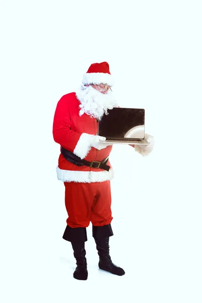 Санта Клаус представляет ноутбук на белом фоне — стоковое фото