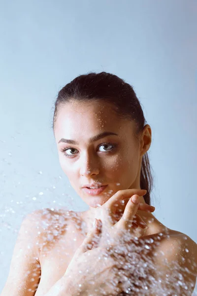 Jonge beautyful vrouw onder de douche in de badkamer. — Stockfoto