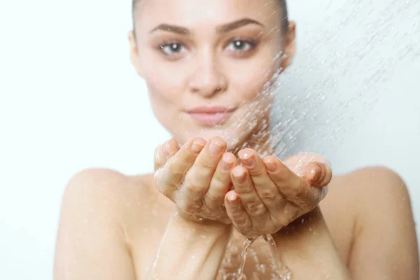 Jovem mulher bonita sob o chuveiro no banheiro . — Fotografia de Stock