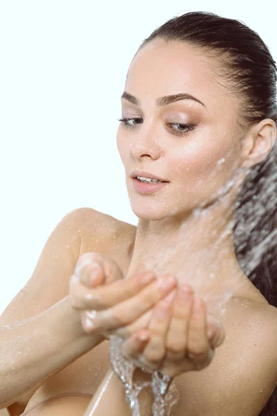 Junge schöne Frau unter der Dusche im Badezimmer. — Stockfoto