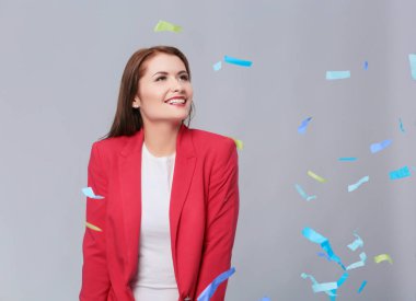 Konfeti kutlama parti güzel mutlu kadın. Doğum günü veya yeni yıl arifesi kavramı kutlama