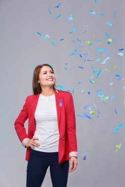 Konfeti kutlama parti güzel mutlu kadın. Doğum günü veya yeni yıl arifesi kavramı kutlama