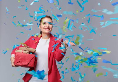 Hediye kutusu ile konfeti kutlama partisinde güzel mutlu kadınla. Doğum günü veya yeni yıl arifesi kavramı kutlama