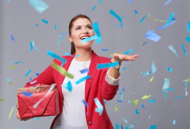 Hediye kutusu ile konfeti kutlama partisinde güzel mutlu kadınla. Doğum günü veya yeni yıl arifesi kavramı kutlama